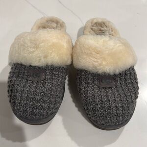 UGG Cozy Slippers size 7 New